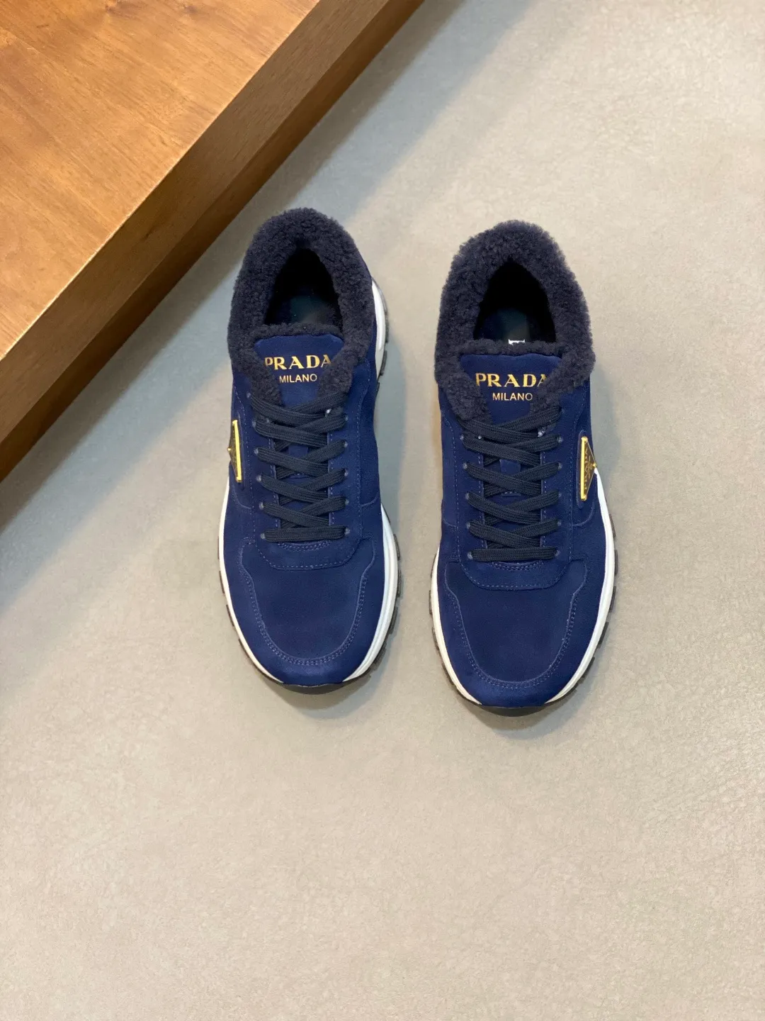 💰780 Prada/Prada Autumn and winter men's leather lace-up sneakers. Top-quality goods produced in Dongguan. Imported Nappa cowhide leather upper with raised layered design. Light and breathable, soft and comfortable. Genuine calfskin leather edging has a distinctive sporty style. The leather tongue is equipped with the classic PRADA letter red rubber label badge to fully display the brand style. The transparent air-cushion midsole is equipped with a lightweight tread rubber outsole. It is light and increased by about 4CM. The inner lining is Excellent foot feel. Comes with original packaging. 38-44 (customized at 45). Size: 39-40-41-42-43-44. Standard leather shoe size.